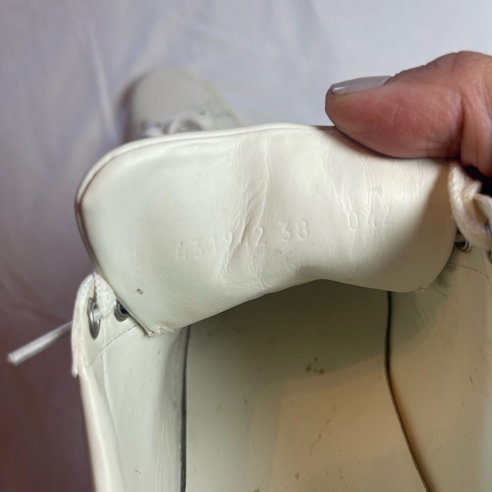 Gucci White Sneakers with Green and Red Accents - Picture 8 of 9